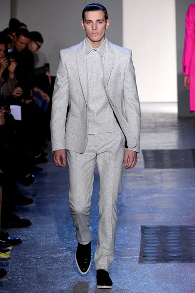 Look 16